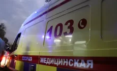 Гоночный автомобиль на высокой скорости въехал в толпу людей в России